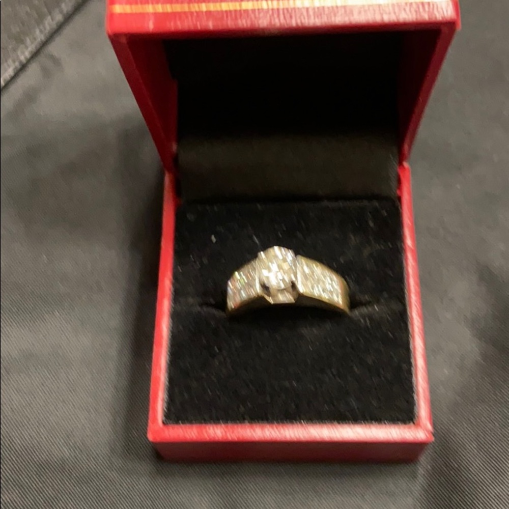 18 karat gold ring 1.0 karat center diamond